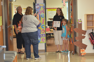 sue-vanis-wright_5449 Pam Wright takes a photo of her daughter Megan with first grade teacher Dianne Gunderson (kindergarten teacher Brenda Siems is lookign on)