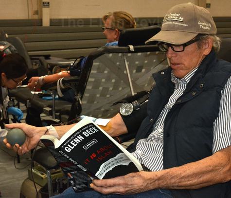 bloodmobile_6408 Bob Koenig reading Glenn Beck